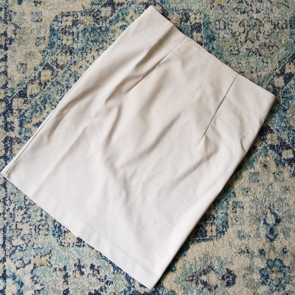 Cream pencil skirt. Size 6. Kenar.